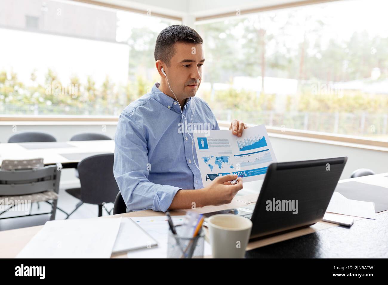 Mann, der zu Hause arbeitet und Videoanruf hat Stockfoto