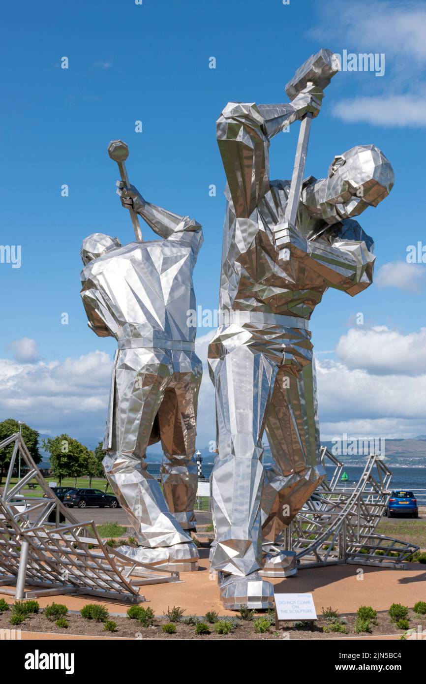 „The Skelpies“, Skulptur „The Shipbuilders of Port Glasgow“ von John McKenna am Fluss Clyde im Coronation Park, Port Glasgow, Schottland Stockfoto