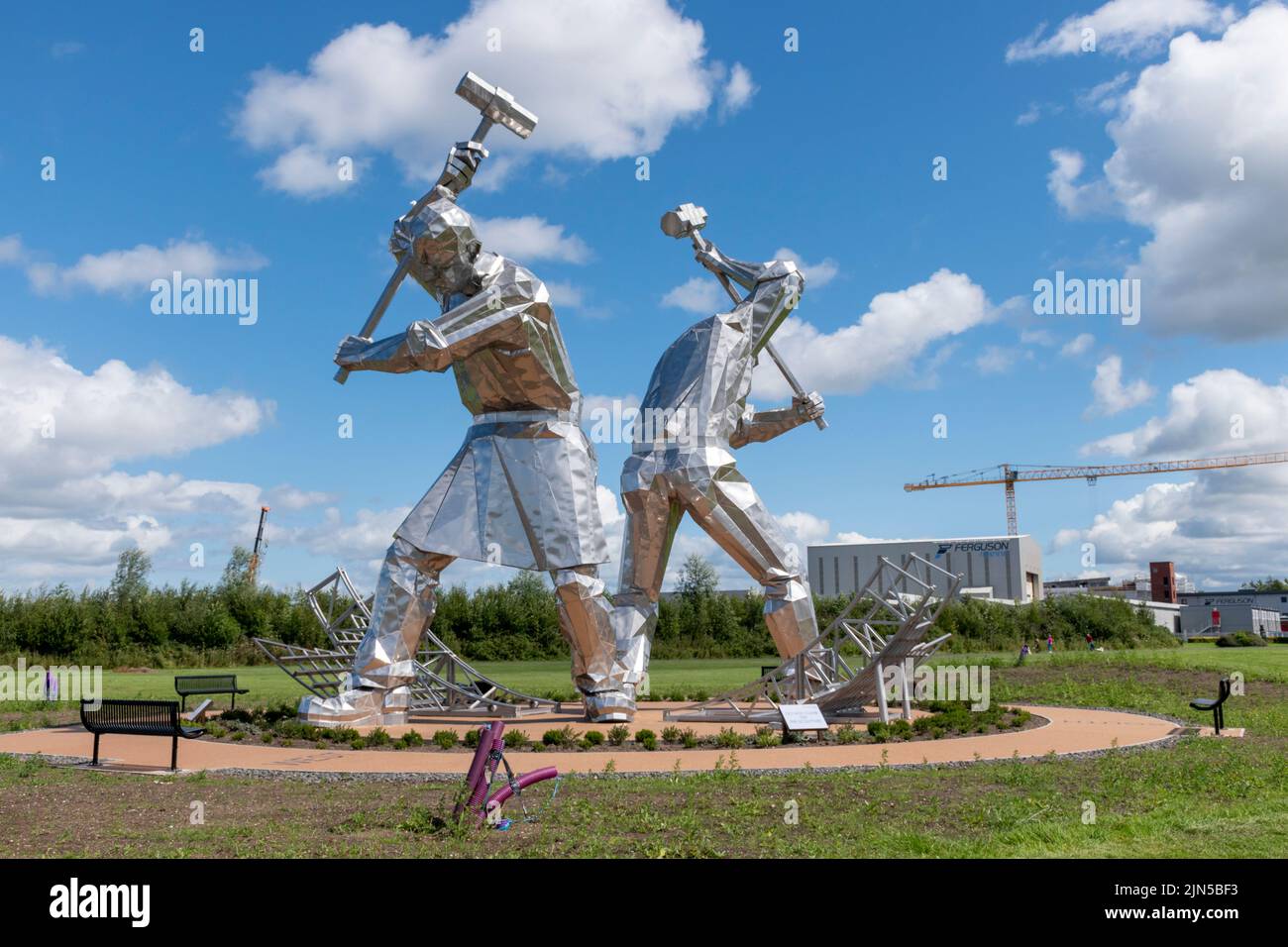 „The Skelpies“, Skulptur „The Shipbuilders of Port Glasgow“ von John McKenna am Fluss Clyde im Coronation Park, Port Glasgow, Schottland Stockfoto