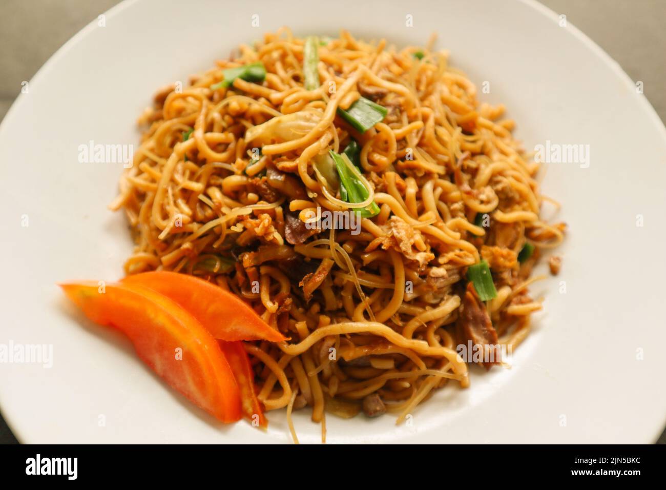 Yakisoba ist ein traditionelles, gebratenes Nudel japan, das aus Nudeln, Kohl, Gemüse und Fleisch hergestellt wird und mit Austernsauce oder Yakisoba-Sauce gewürzt wird. yaki Stockfoto