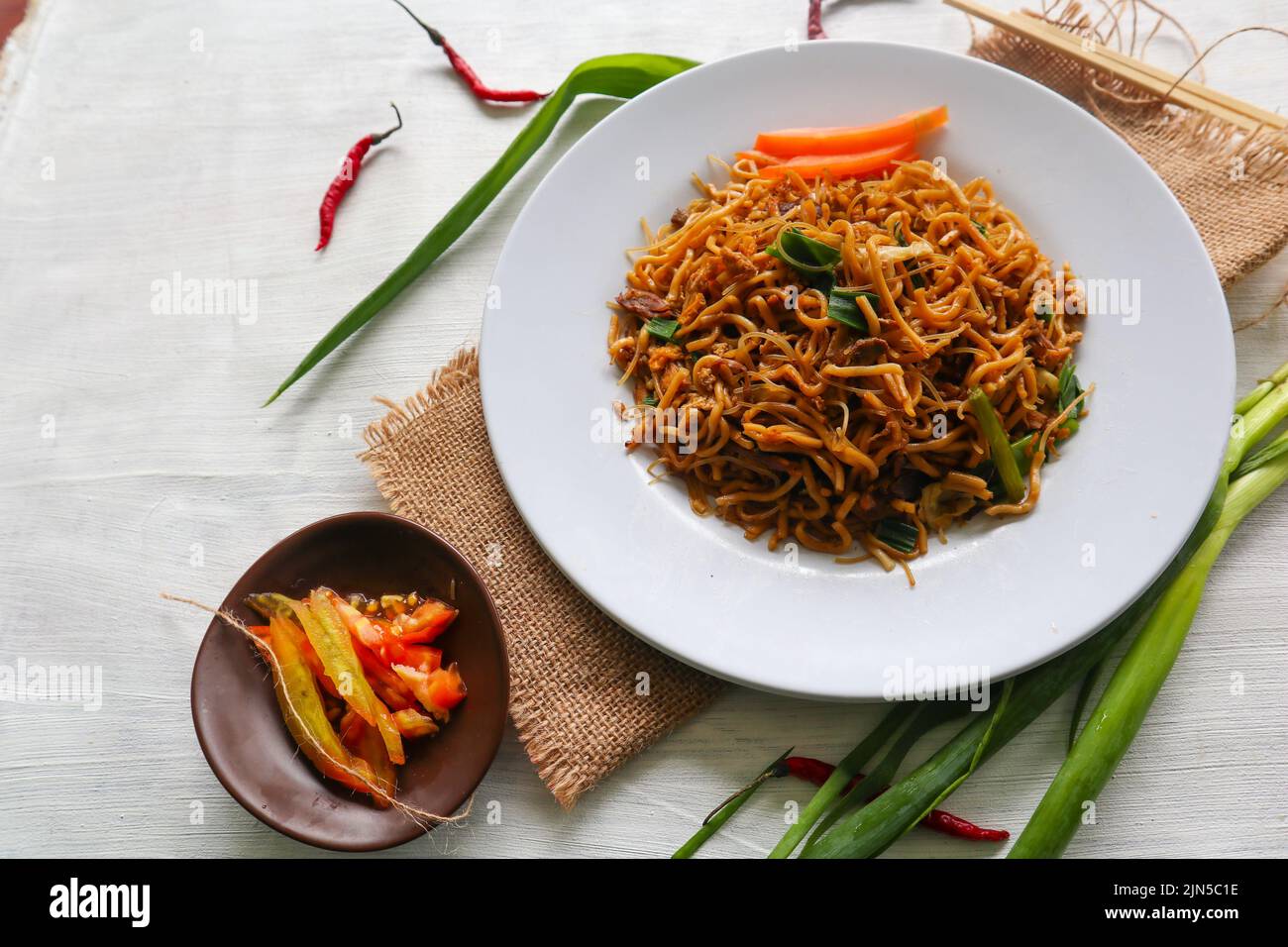 „Yakisoba ist eine traditionelle, gebratene japanische Nudel, die aus Nudeln, Kohl, Gemüse und Fleisch hergestellt wird und mit Austernsoße oder Yakisoba-Sauce gewürzt wird. yaki Stockfoto