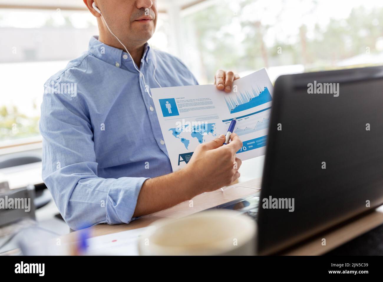 Mann, der zu Hause arbeitet und Videoanruf hat Stockfoto