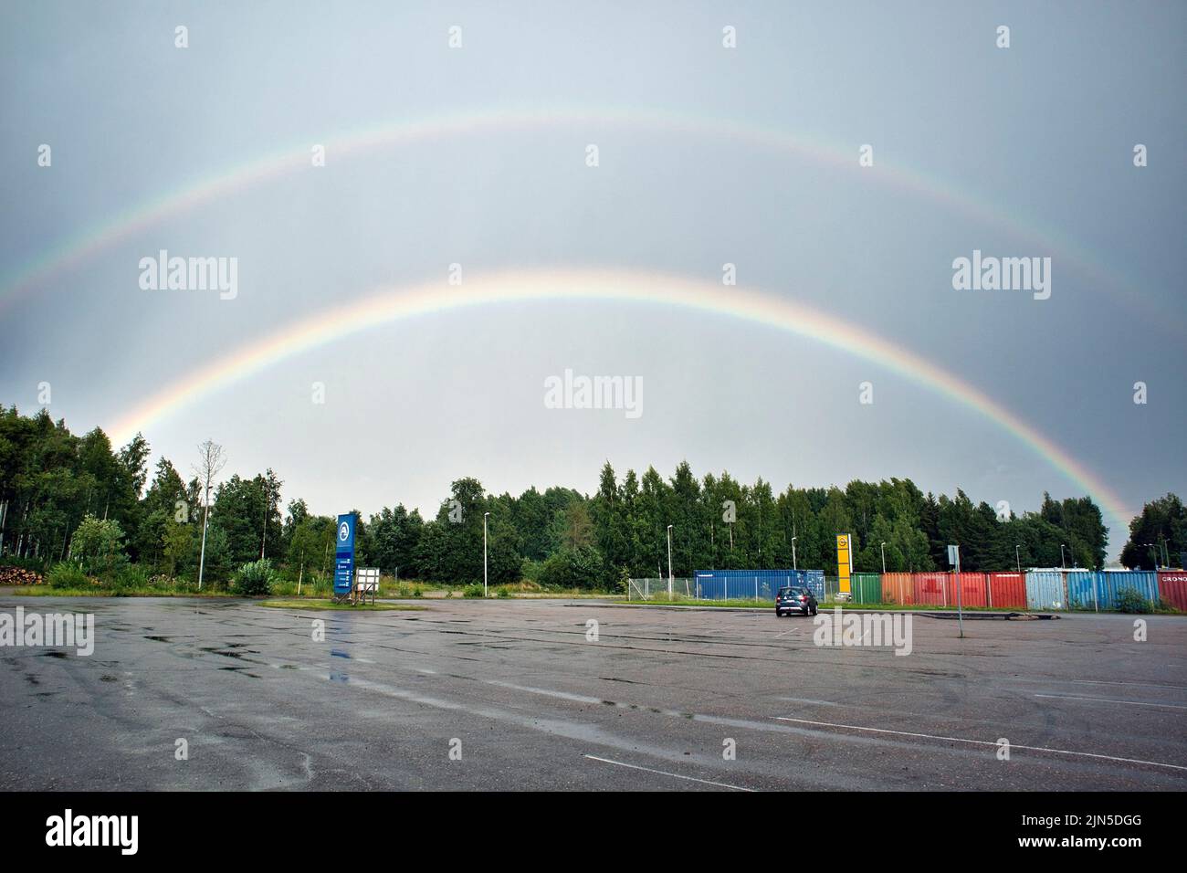 Doppelter Regenbogen in einem bewölkten Himmel nach starkem Regen Stockfoto