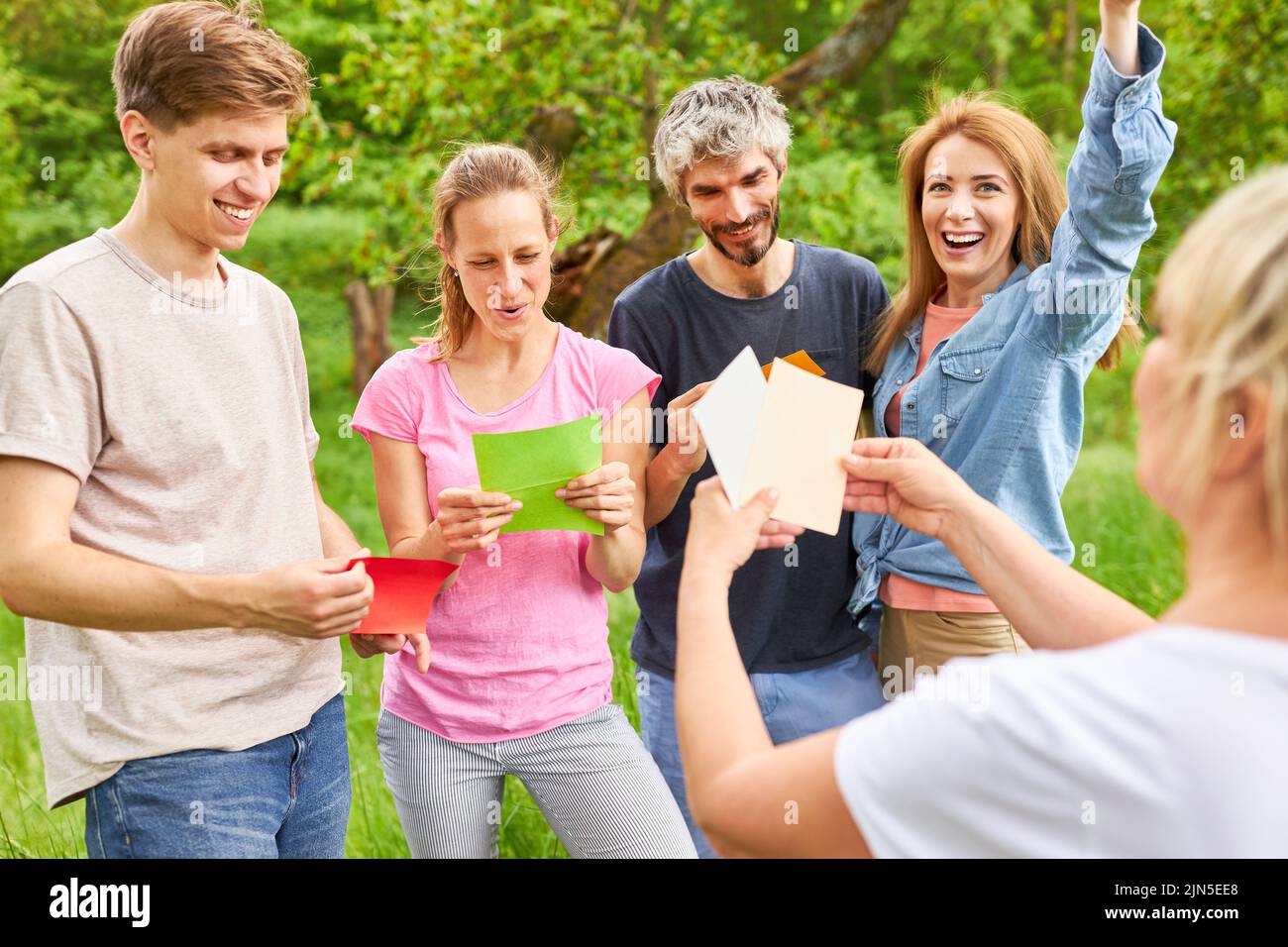 Junge Menschen in einem kreativen Teambuilding-Workshop mit bunten Karten, um sich kennenzulernen Stockfoto