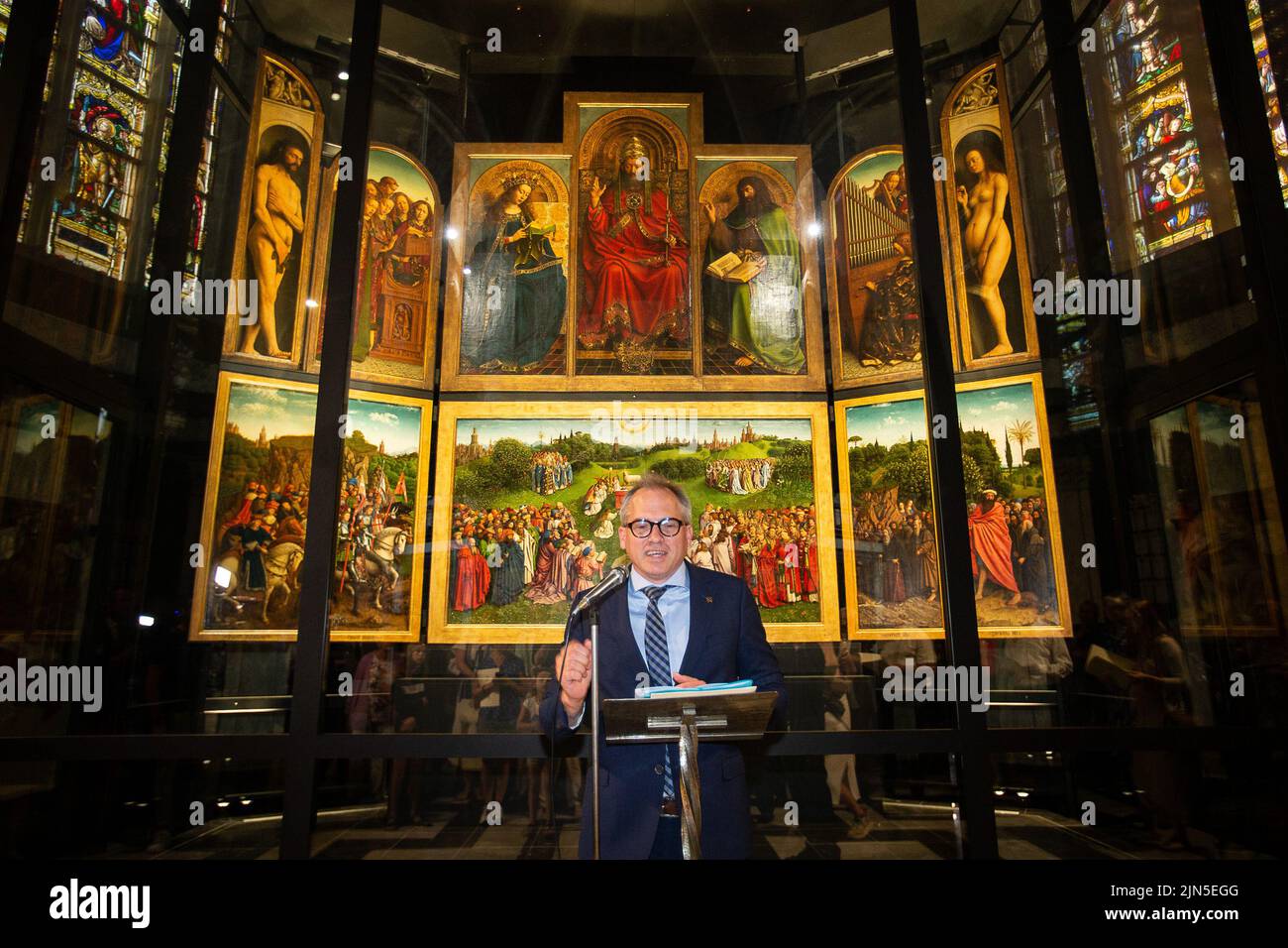 Gent, Belgien, 09. August 2022. Der flämische Minister für Finanzen, Haushalt und Wohnungswesen, Matthias Diependaele, wurde während einer Pressekonferenz zur dritten und letzten Restaurationsphase des „Het Lam Gods“-Altarstückes (die Anbetung des mystischen Lammes) von Hubert und Jan van Eyck in der Sint-Baafs-Kathedrale (St.-Bavo-Kathedrale) in Gent, Dienstag, 09. August 2022. BELGA FOTO JAMES ARTHUR GEKIERE Stockfoto