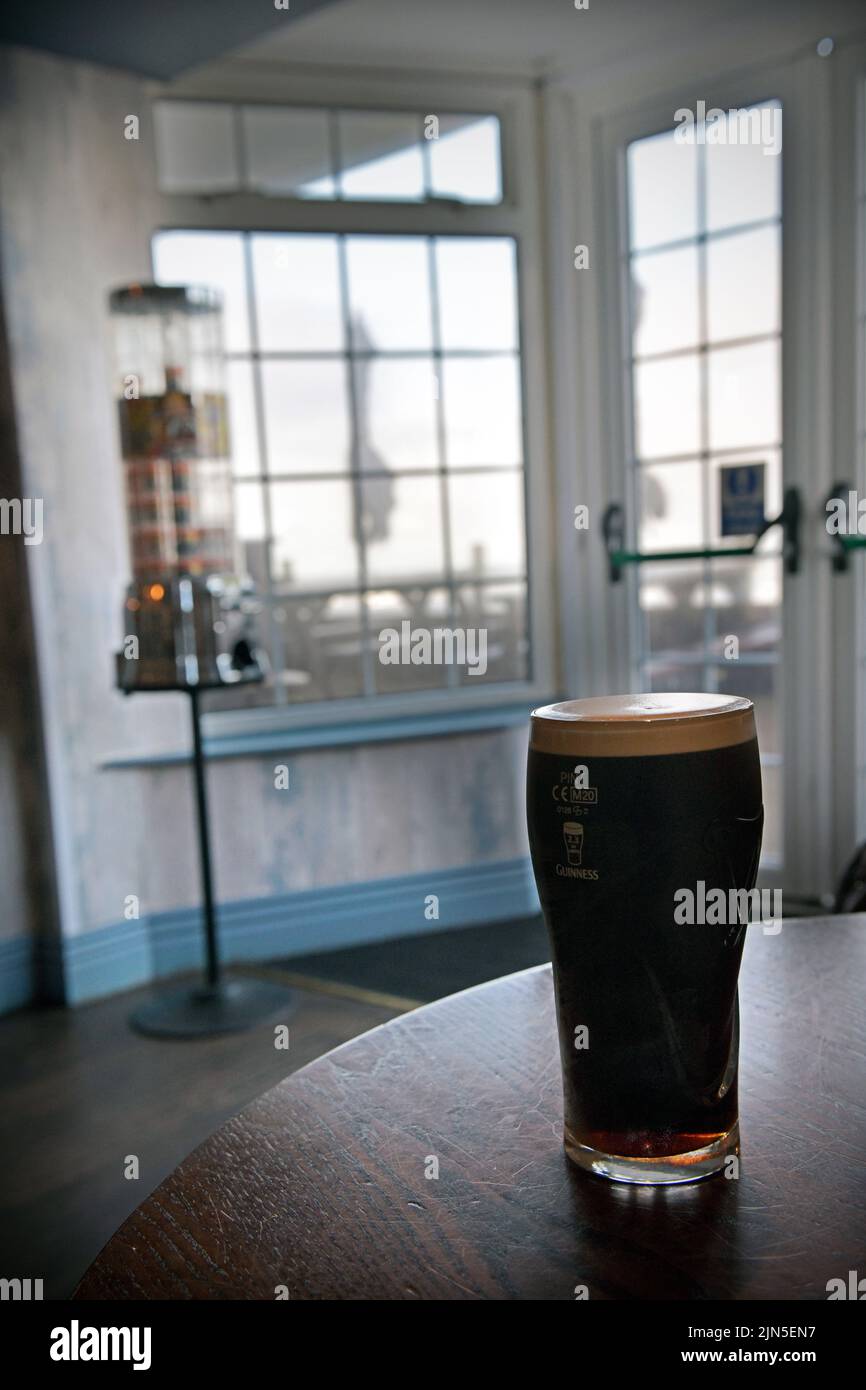 Frisches Pint guiness auf dem Pub-Tisch sheringham norfolk england Stockfoto