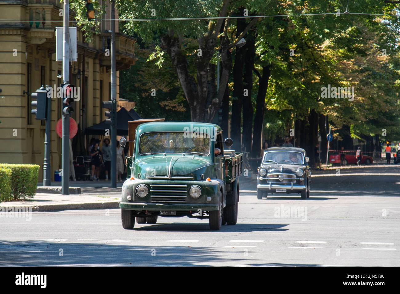 Italien. September 2022. Modena verwandelte sich 1950s in einen Film, der für den Film Enzo Ferrari unter der Regie von Michael Mann mit Adam Driver, Penélope, gedreht wurde Stockfoto