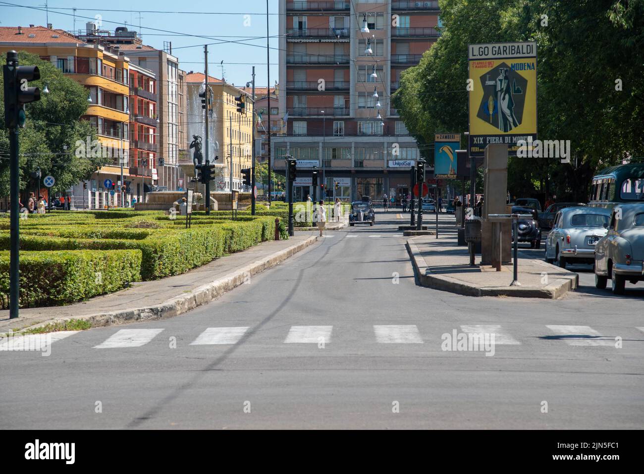 Italien. September 2022. Modena verwandelte sich 1950s in einen Film, der für den Film Enzo Ferrari unter der Regie von Michael Mann mit Adam Driver, Penélope, gedreht wurde Stockfoto