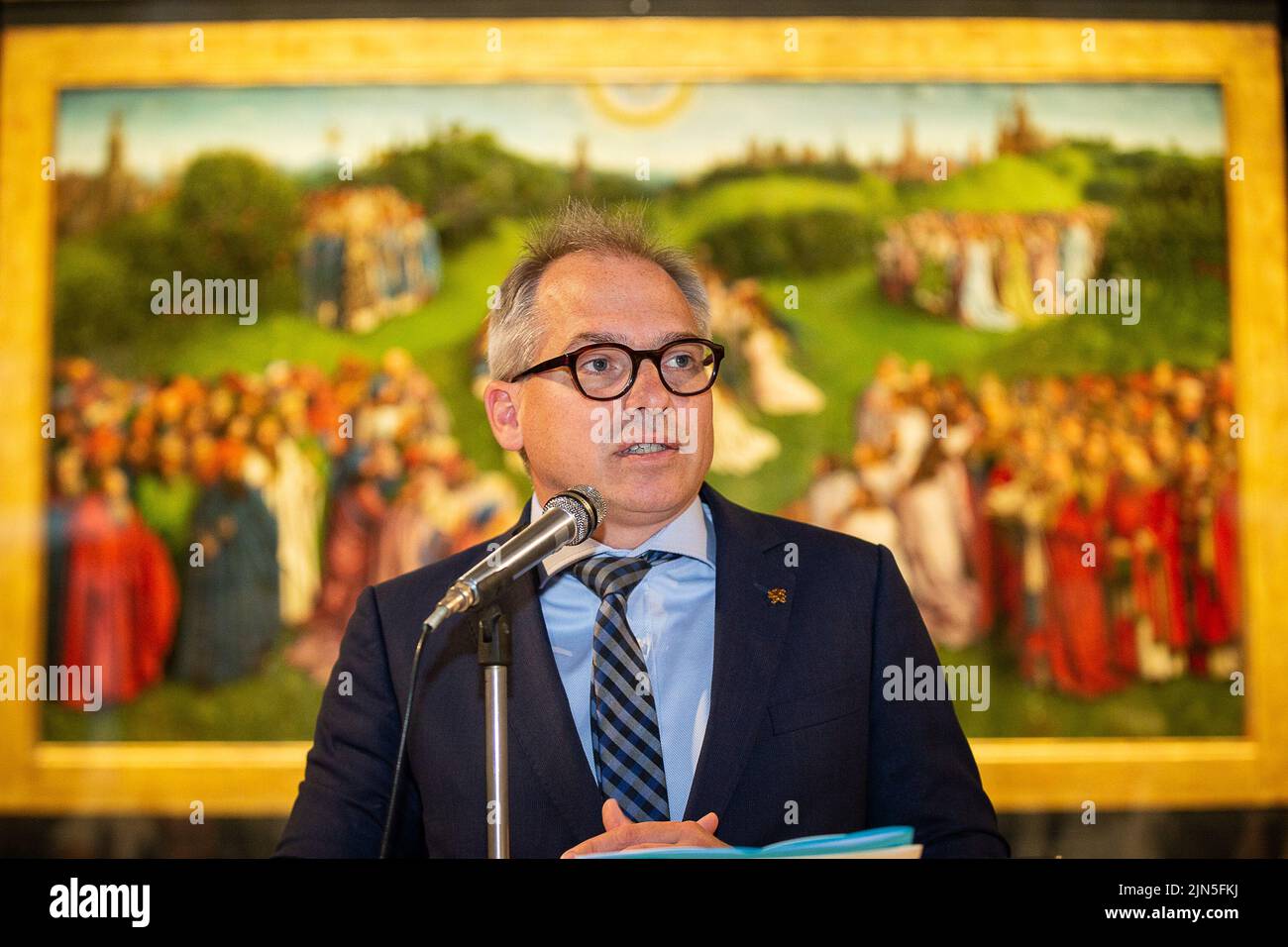 Gent, Belgien, 09. August 2022. Der flämische Minister für Finanzen, Haushalt und Wohnungswesen, Matthias Diependaele, wurde während einer Pressekonferenz zur dritten und letzten Restaurationsphase des „Het Lam Gods“-Altarstückes (die Anbetung des mystischen Lammes) von Hubert und Jan van Eyck in der Sint-Baafs-Kathedrale (St.-Bavo-Kathedrale) in Gent, Dienstag, 09. August 2022. BELGA FOTO JAMES ARTHUR GEKIERE Stockfoto