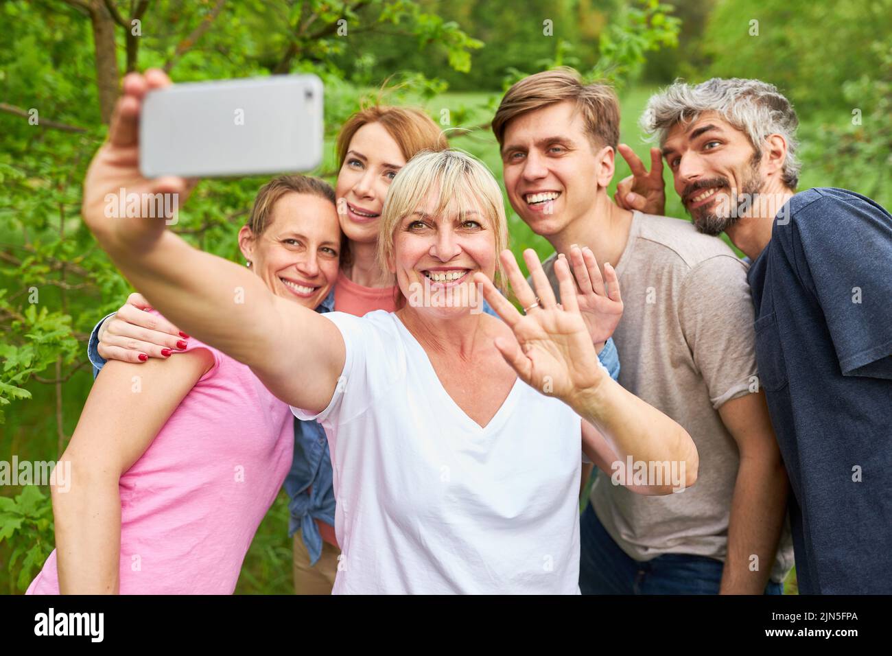 Familie im Urlaub mit Freunden nimmt Selfie zusammen in der Natur Stockfoto