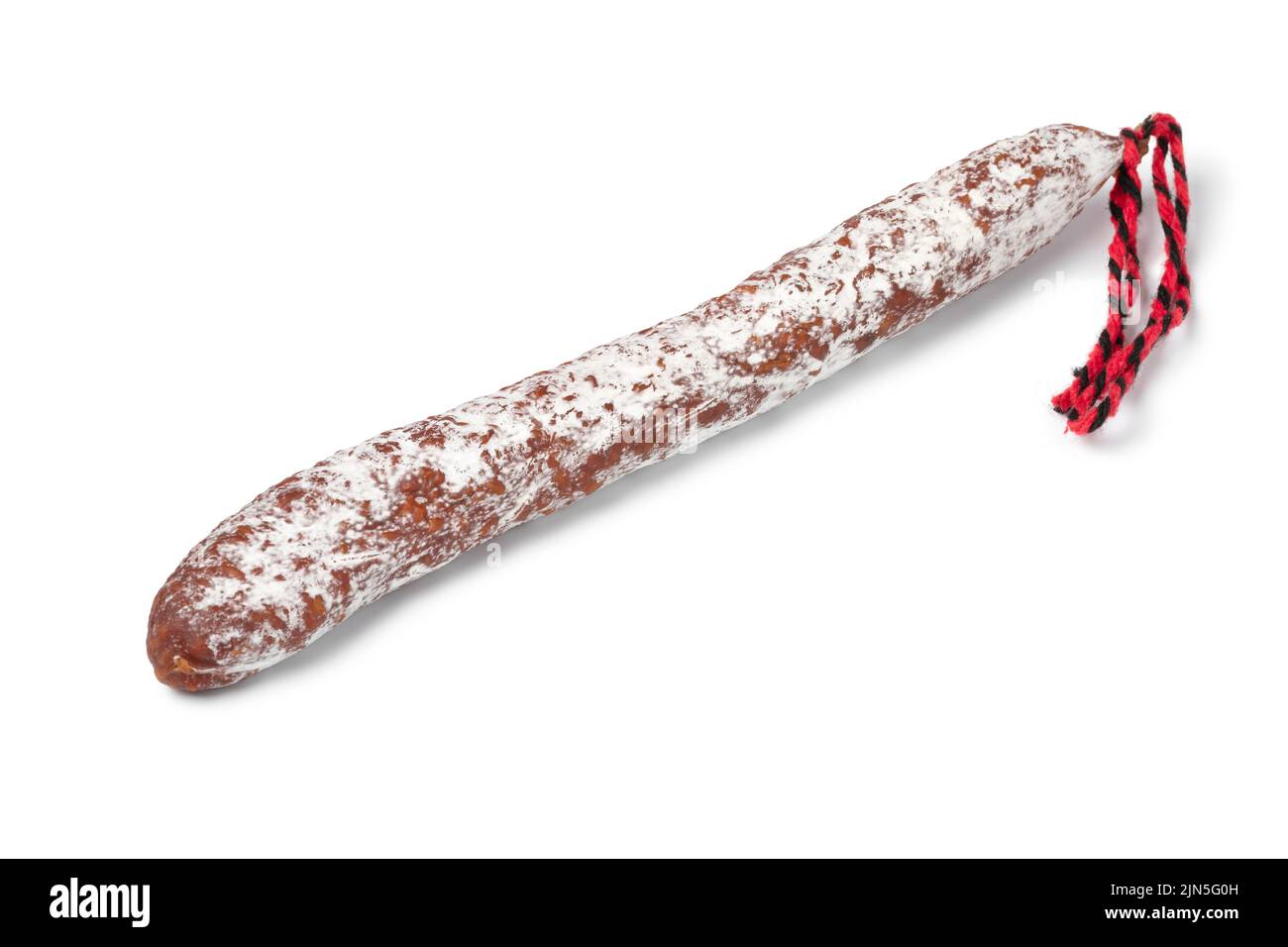 Traditionelle katalanische Chorizo-Wurst, fuet, isoliert auf weißem Hintergrund Nahaufnahme Stockfoto