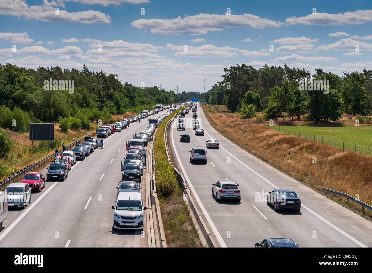 Nach einem Unfall auf einer deutschen Autobahn bildete sich eine vorbildliche Notspur Stockfoto