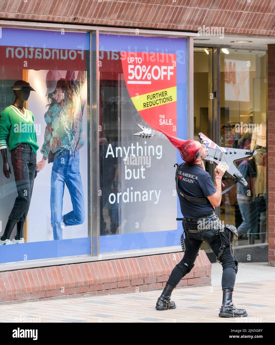 Blackpool, Lancashire, UK August 6 2022 Ein Street-Gitarrist mit extravaganten roten Haaren spielt beim Blackpool Rebellion Punk Festival Stockfoto