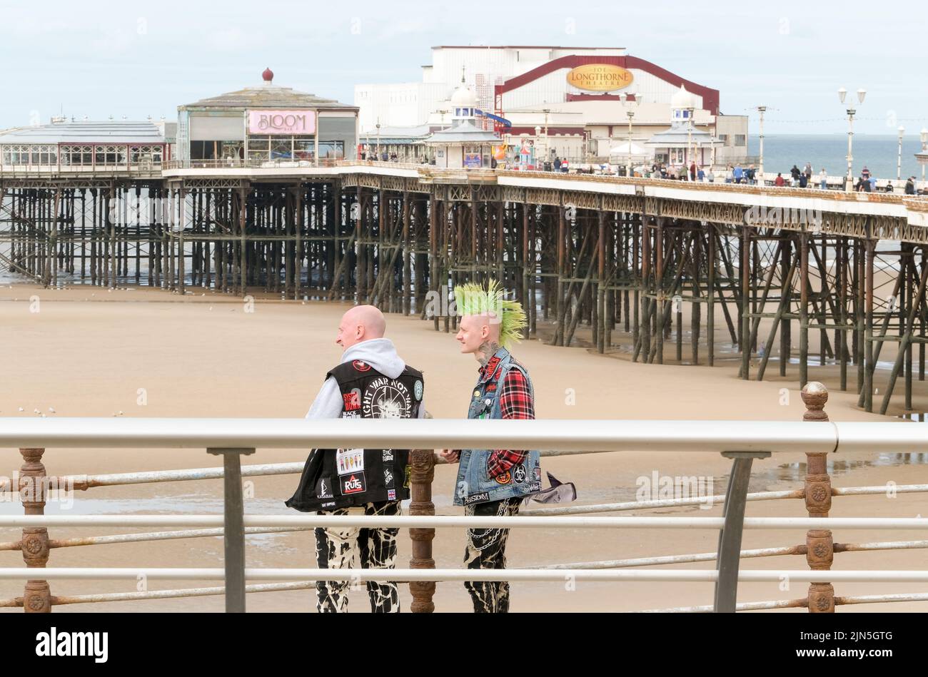 Blackpool, Lancashire, UK August 6 2022 zwei Punks stehen während des Blackpool Rebellion Punk Festivals vor dem Pier Stockfoto Blackpool, Lancashire, UK August 6 2022 zwei Punks stehen während des Blackpool Rebellion Punk Festivals vor dem Pier Stockfoto