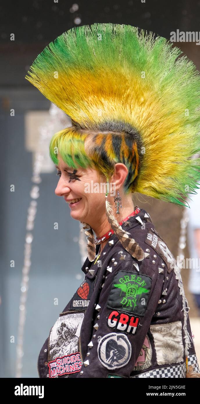 Blackpool, Lancashire, UK August 6 2022 Eine junge Frau mit einem spektakulären grün-gelben Mohikanhaaren Schnitt während des Blackpool Rebellion Punk Festivals Stockfoto