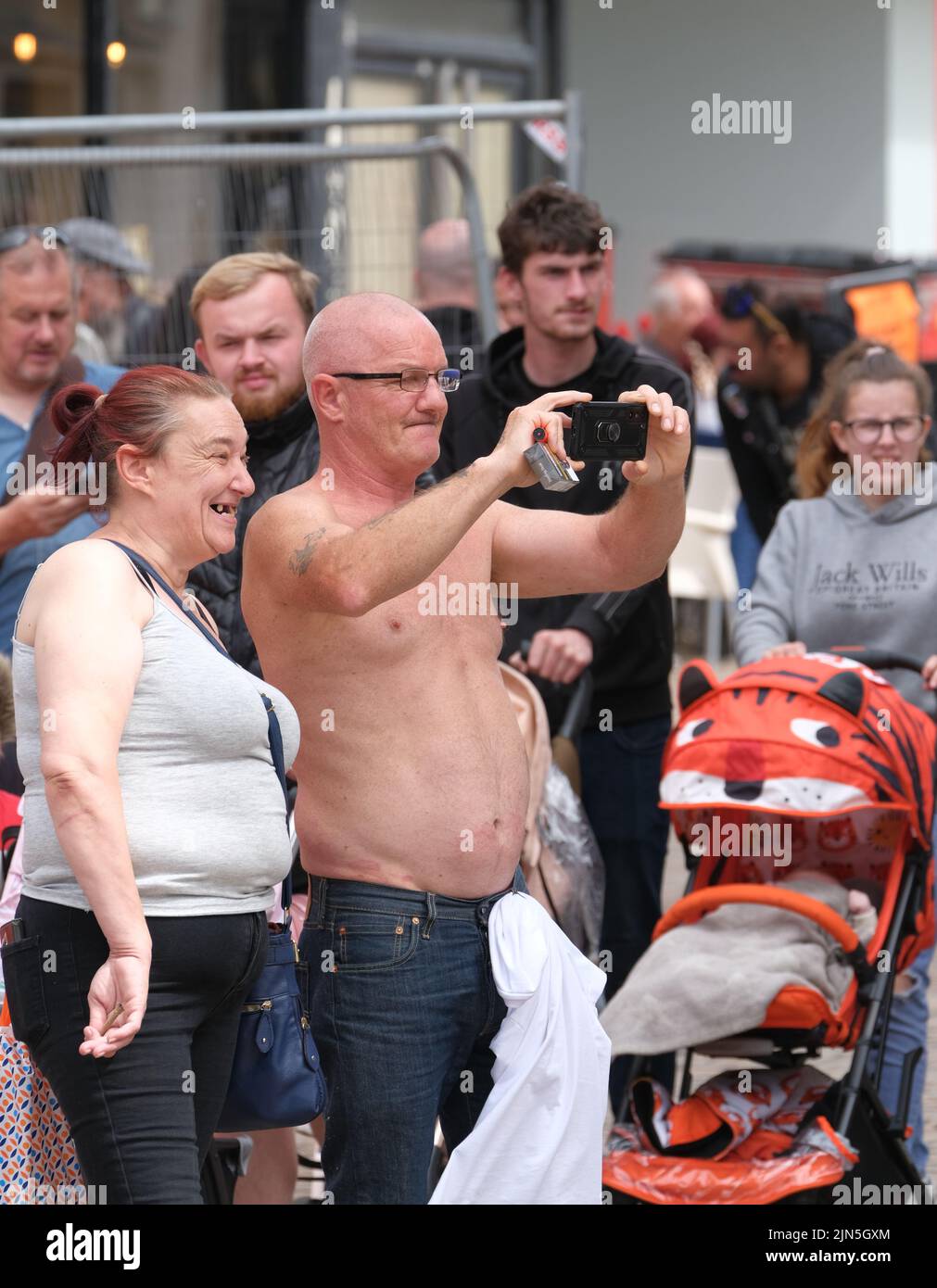 Blackpool, Lancashire, Großbritannien August 6 2022 ein älteres Paar fotografiert während des Blackpool Rebellion Punk Festivals einen Moment grotesken Humors Stockfoto