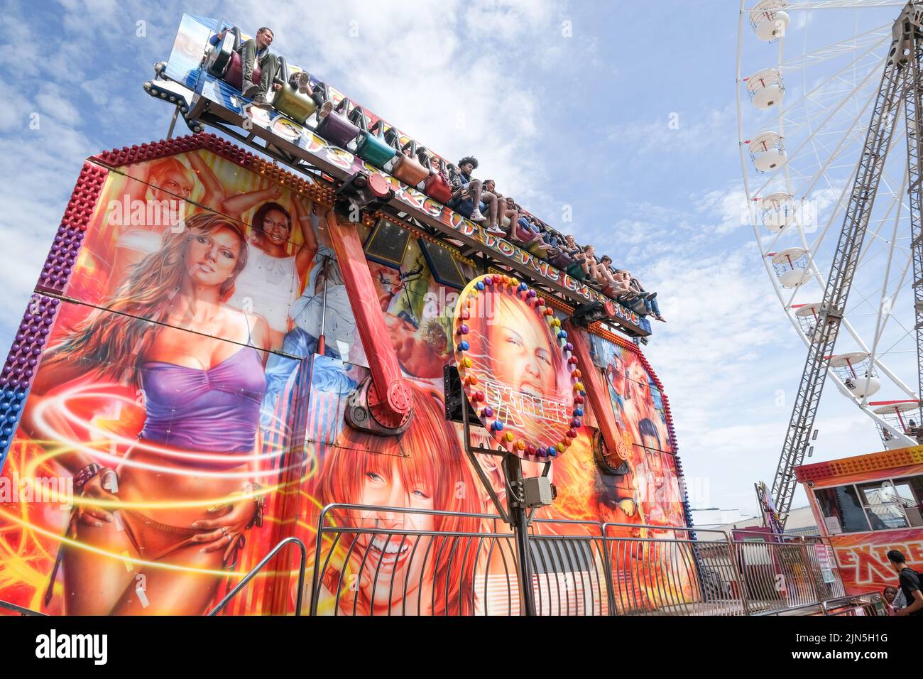 Blackpool, Lancashire, Großbritannien August 6 2022 Eine knallige Fairgroundfahrt auf dem zentralen Pier während des Blackpool Rebellion Punk Festivals Stockfoto