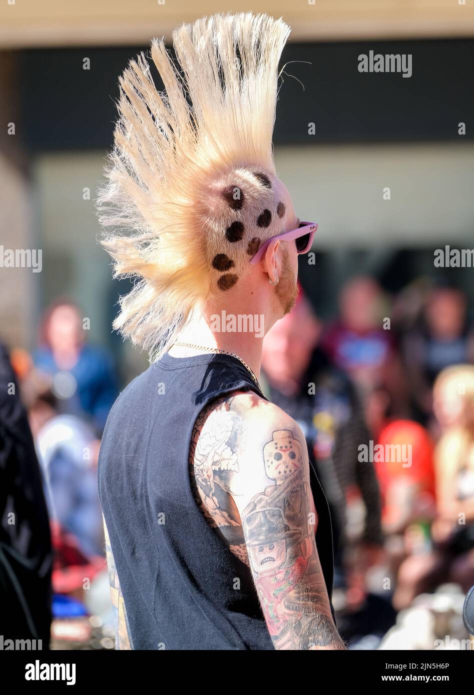 Blackpool, Lancashire, Großbritannien August 6 2022 Ein junger Mann mit spektakulärer, fleckiger Mohican-Frisur während des Blackpool Rebellion Punk Festivals Stockfoto