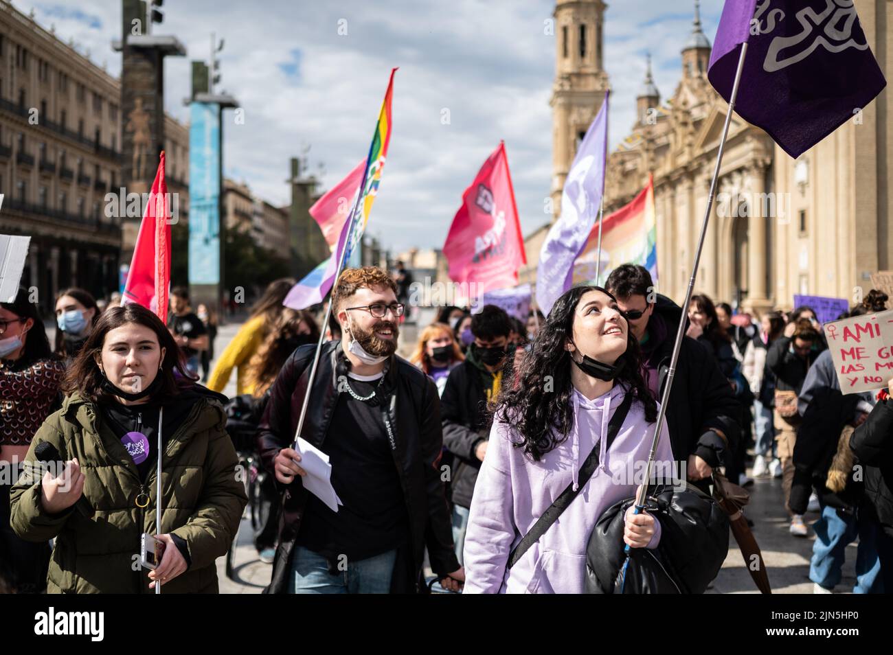 Hunderte von Frauen versammeln sich auf dem Platz der Basilika del Pilar (der Platz unserer Lieben Frau von der Säule) von Zaragoza, um zu feiern, um den 8. März, I zu feiern Stockfoto