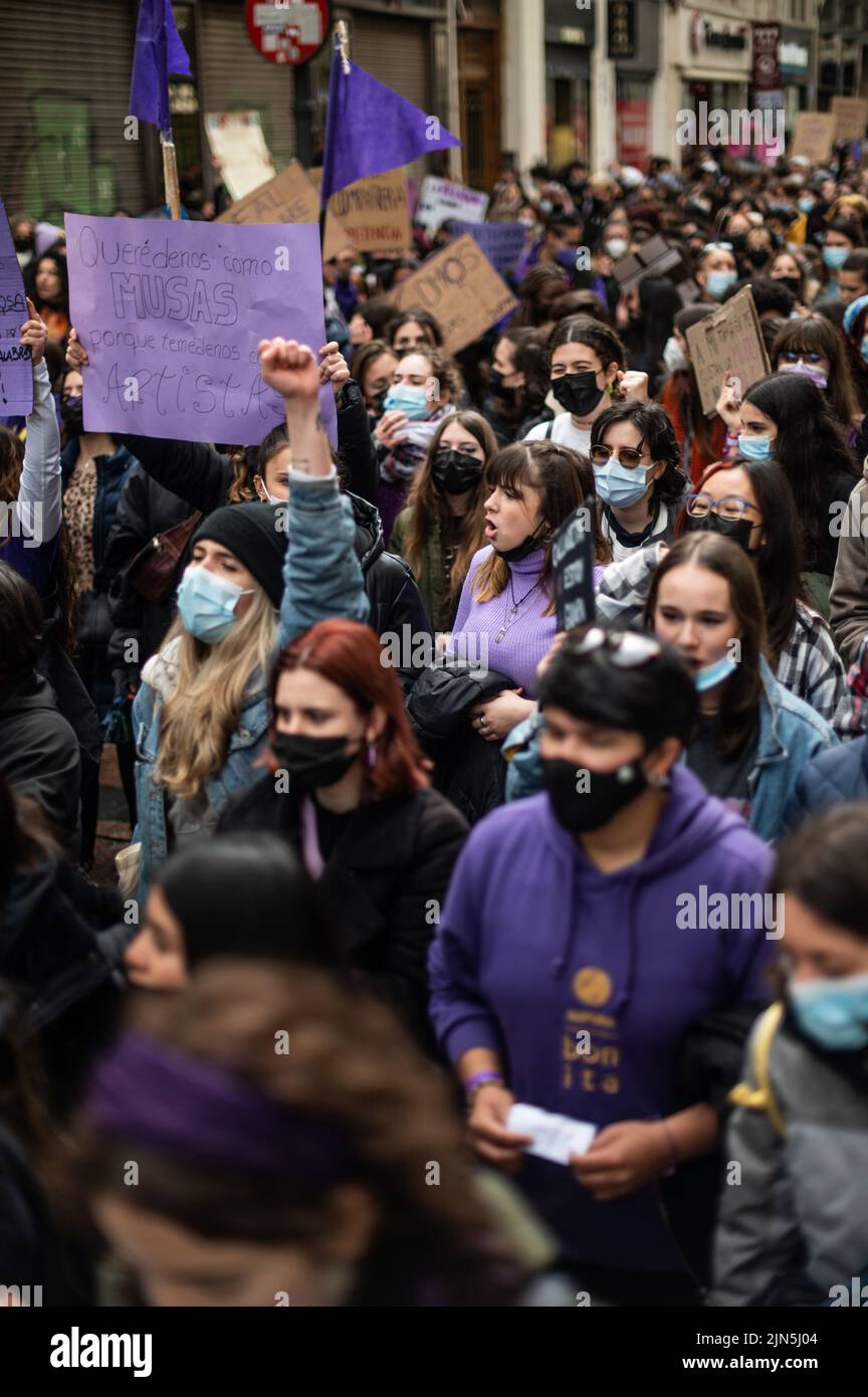 Hunderte von Frauen versammeln sich in den Straßen von Zaragoza, um den 8. März, den Internationalen Frauentag, Spanien, zu feiern Stockfoto