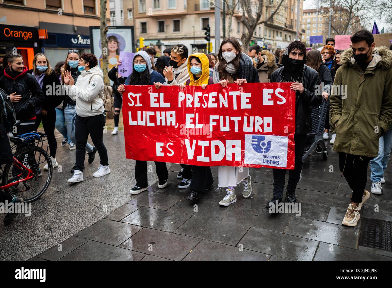Hunderte von Frauen versammeln sich in den Straßen von Zaragoza, um den 8. März, den Internationalen Frauentag, Spanien, zu feiern Stockfoto