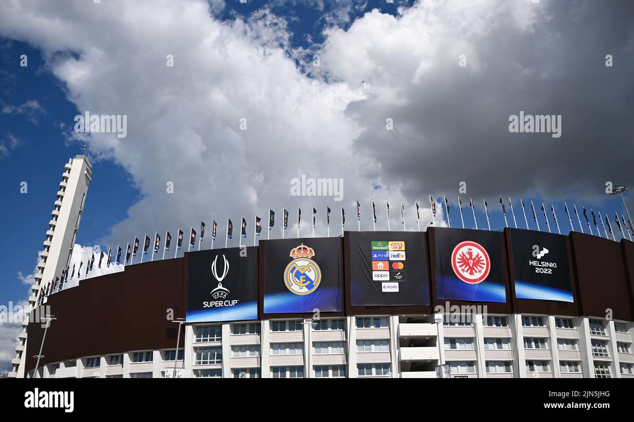 Helsinki, Finnland. 09. August 2022. Fußball: UEFA, Super Cup, vor dem Real Madrid - Eintracht Frankfurt Spiel im Olympiastadion in Helsinki. An der Fassade des Olympiastadions, dem Austragungsort der Olympischen Sommerspiele 1952, prangen die Vereinslogos von Real Madrid (l) und Eintracht Frankfurt. Am 10. August 2022 spielen die Champions-League-Sieger Real Madrid und die Europa League-Sieger Eintracht Frankfurt für den UEFA Super Cup. Kredit: Arne Dedert/dpa/Alamy Live Nachrichten Stockfoto