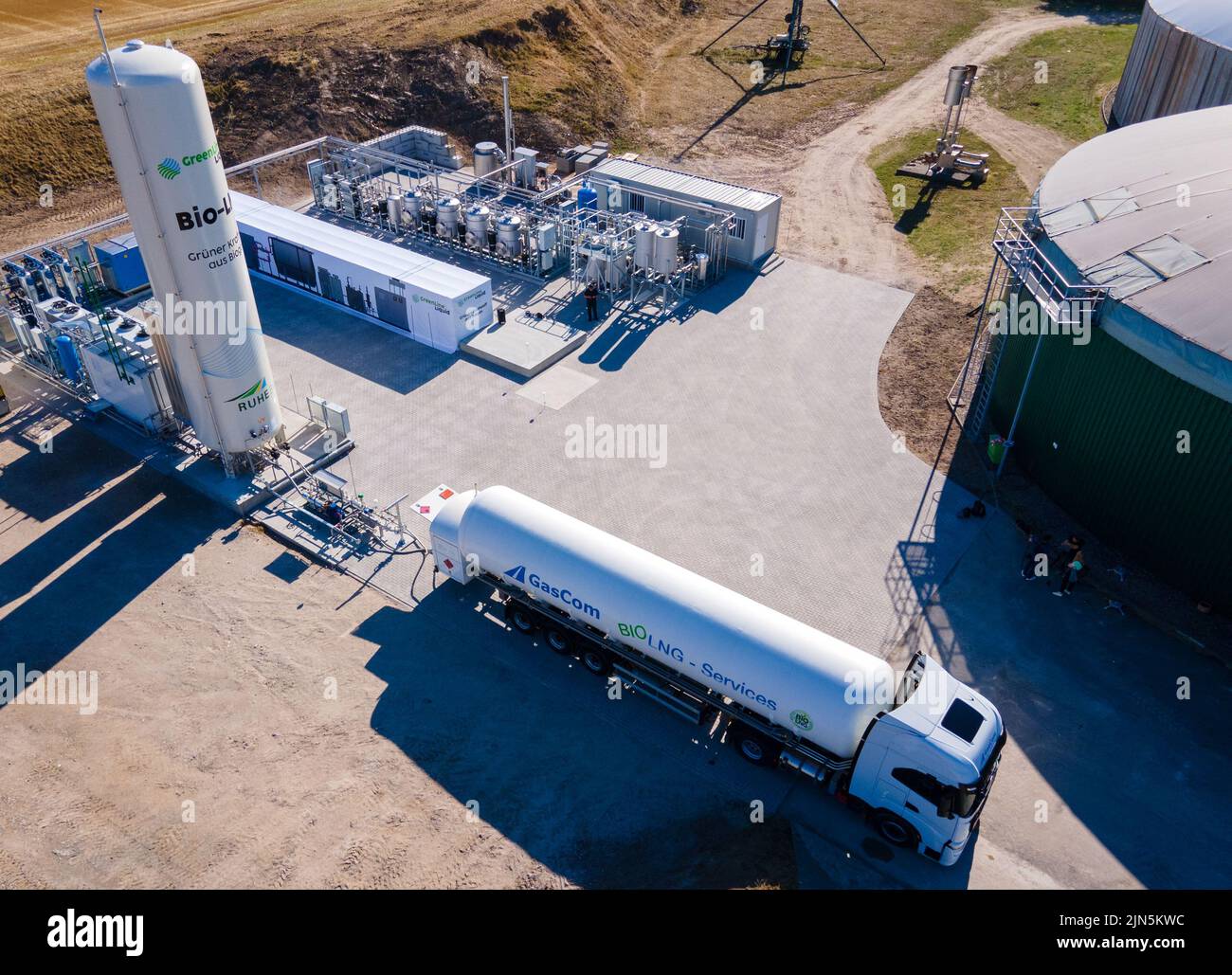 Darchau, Deutschland. 09. August 2022. Nach Angaben des Herstellers die erste kompakte Bio-LNG-Anlage auf dem Gelände der Agrarvereinigung Darchau (Luftaufnahme mit Drohne). In Zukunft wird die Anlage in der Lage sein, im Inland produzierten grünen Kraftstoff für den schweren Lkw- und Busverkehr zu liefern. Die Anlage soll jährlich etwa 1,3 Millionen Liter fossilen Diesel ersetzen und bis zu 7.000 Tonnen CO2 einsparen. Quelle: Jens Büttner/dpa/Alamy Live News Stockfoto