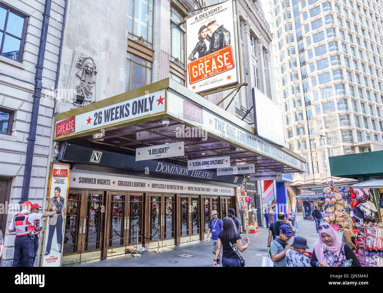 Blumengebete an Olivia Newton-John, der im Alter von 73 Jahren starb, werden vor dem Dominion Theatre in London zurückgelassen. Bilddatum: Dienstag, 9. August 2022. Stockfoto