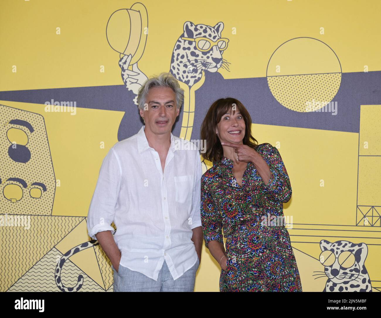 Locarno, Schweiz. 09. August 2022. Locarno, Swiss Locarno Film Festival 2022 UNE FEMME DE NOTRE TEMPS Film auf dem Foto: Sophie Marceaue Schauspielerin Kleid Vanessa Seward, Jean Paul Civeyrac Regisseur Kredit: Unabhängige Fotoagentur/Alamy Live News Stockfoto