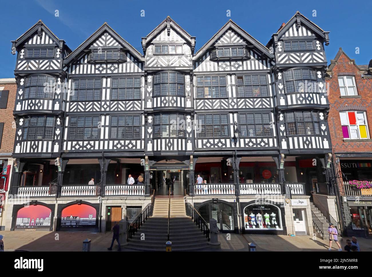 Haupteingang mit Reihen, Einkaufszentrum Grosvenor, Bridge Street, Chester, Cheshire, England, UK, CH1 1NW Stockfoto