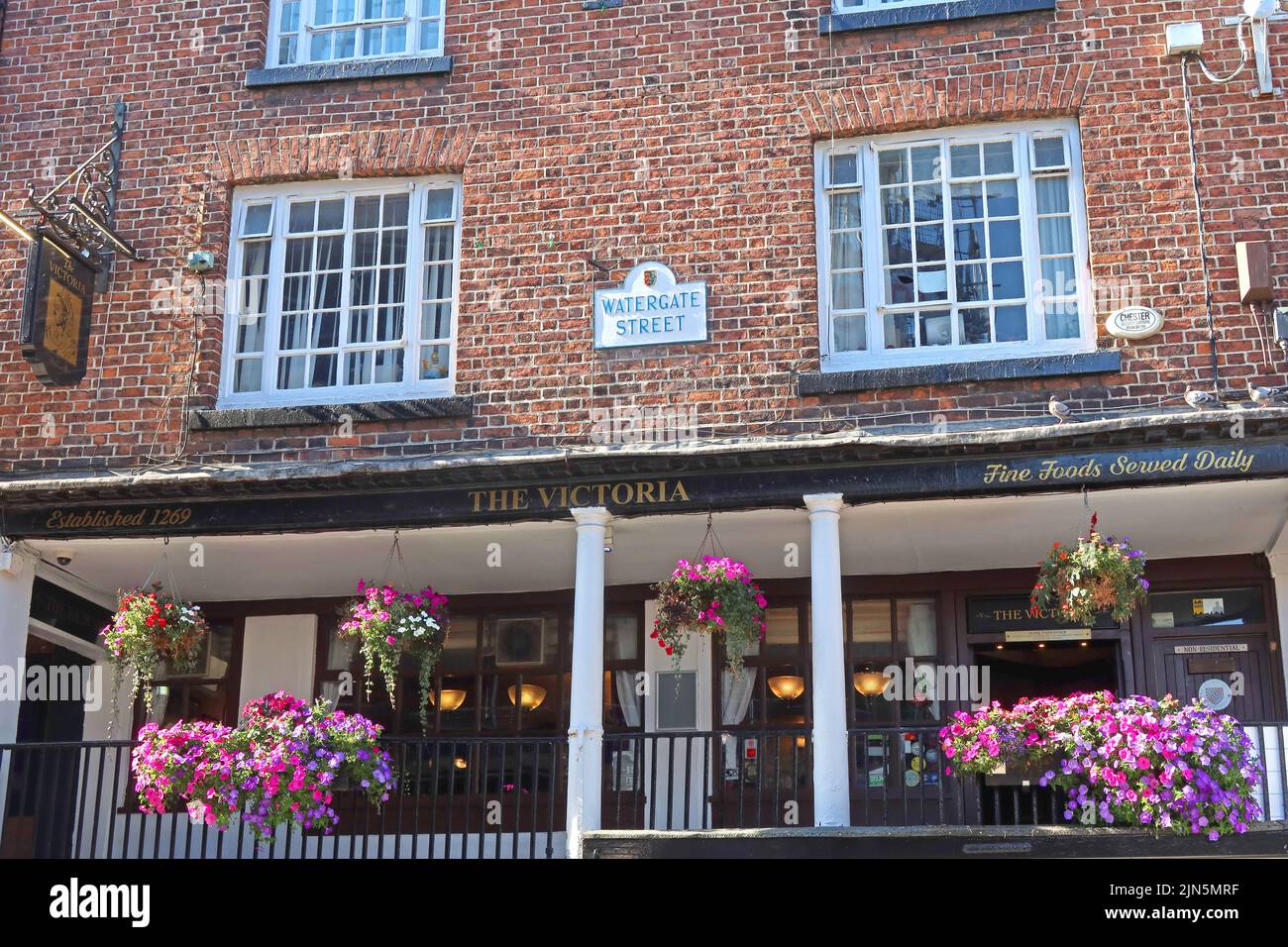 Das historische Victoria Pub aus dem 13. Jahrhundert 1269, in den Reihen, 2 Watergate Street, Chester, Cheshire, ENGLAND, GROSSBRITANNIEN, CH1 2LD Stockfoto