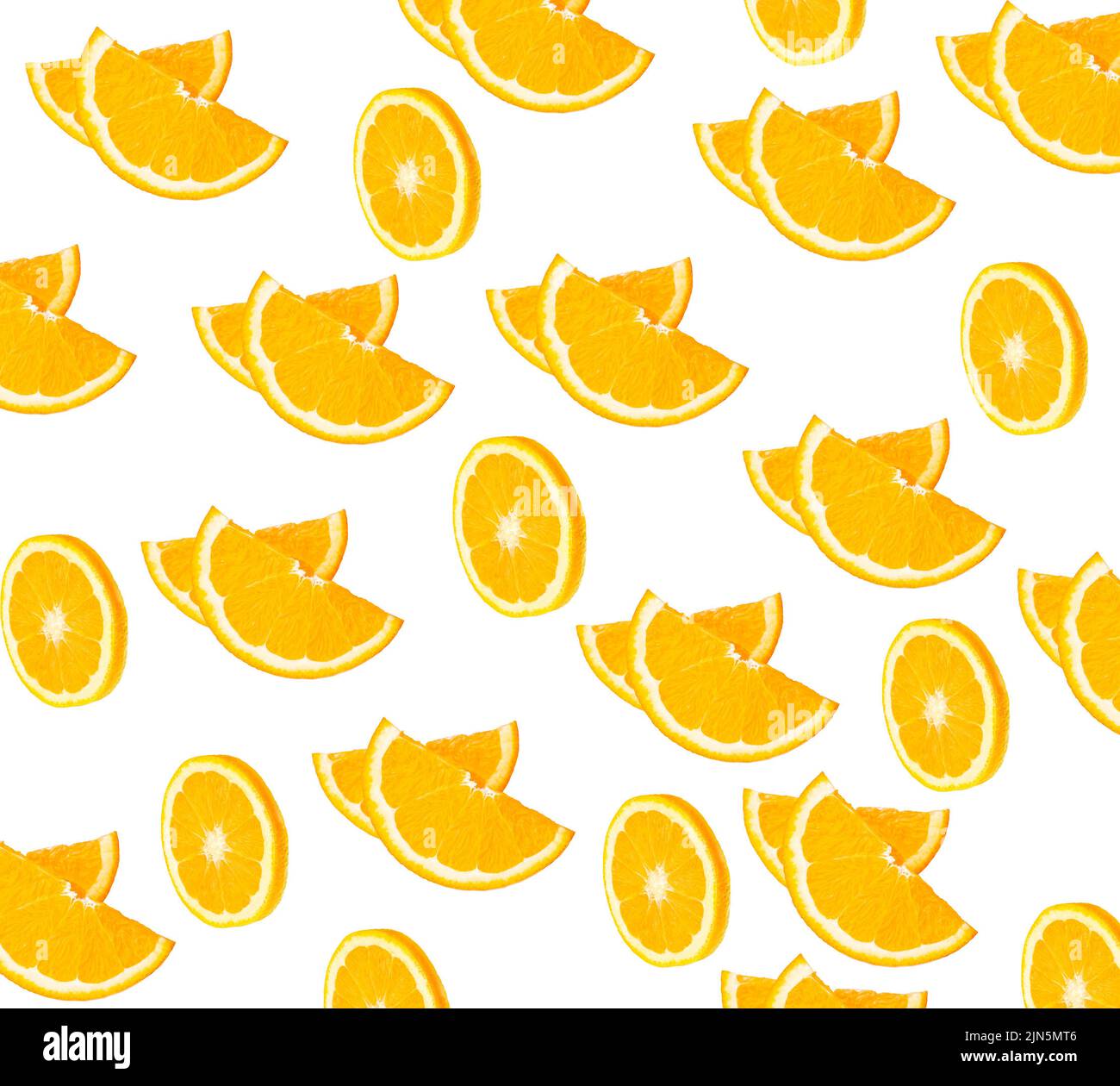 Fruchtmuster aus orangefarbenen Scheiben isoliert auf weißem Hintergrund. Draufsicht. Stockfoto