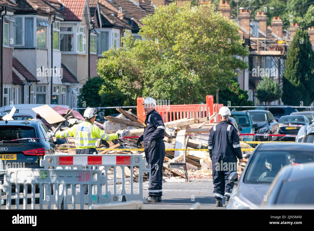 Ingenieure am Ort einer Explosion an der Galpin's Road in Thornton Heath, Süd-London. Der Londoner Krankenwagen hat bestätigt, dass ein Kind gestorben ist und drei Personen im Krankenhaus sind, nachdem das Reihenhaus am Montag nach einer Explosion und einem Brand zusammengebrochen war. Bilddatum: Dienstag, 9. August 2022. Stockfoto