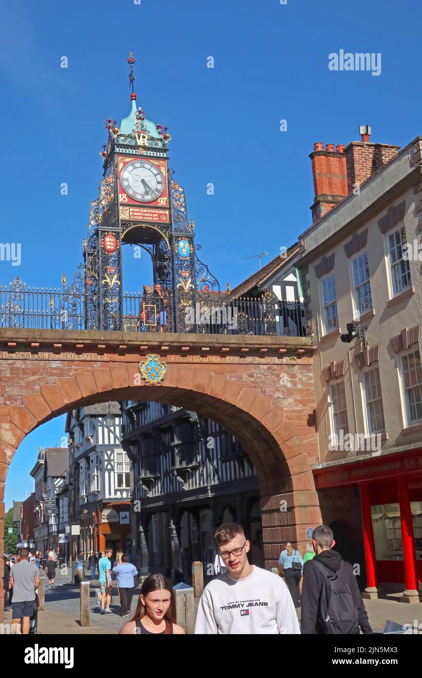 Ein geschäftiger Sommertag, Eastgate mit einer viktorianischen Turmuhr aus dem Jahr 1897 und Stadtmauern Georgian Arch Bridge, Chester, Cheshire, England, Großbritannien, CH1 1LE Stockfoto
