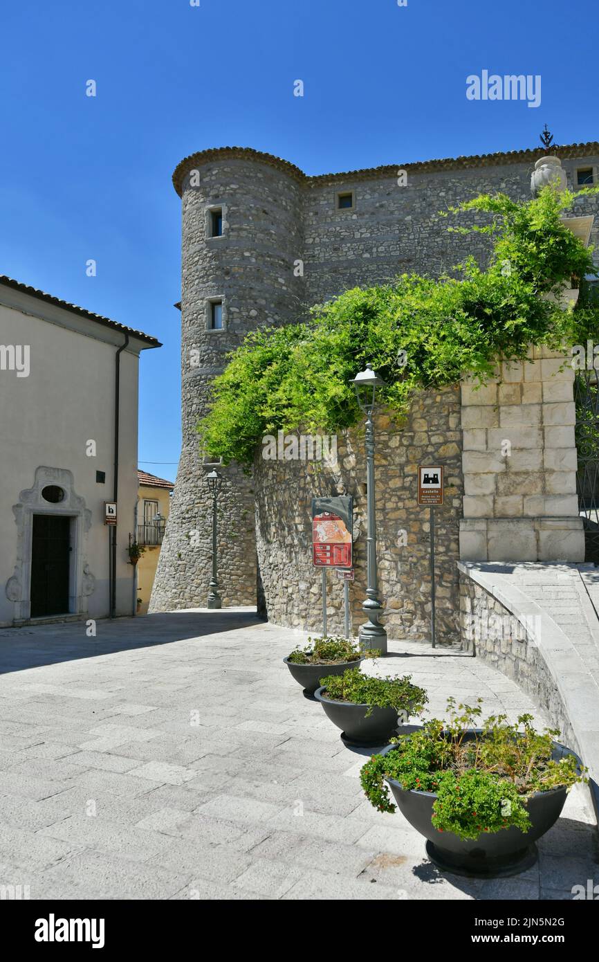 Blick auf die mittelalterliche Burg von Zungoli, eines der schönsten Dörfer Italiens. Stockfoto