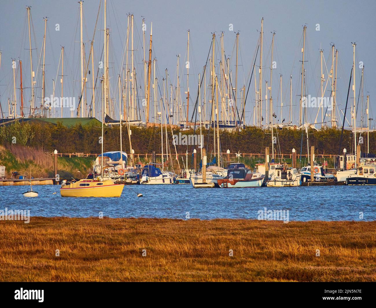 Die Yachten liegen am Hafen in Walton-on-the-Naze, Essex, England Stockfoto