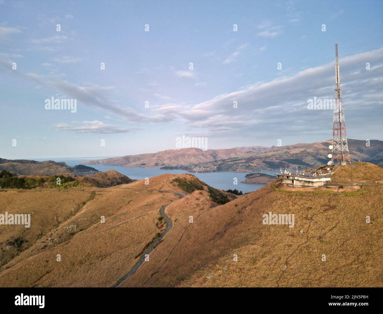 Wunderschöne Aussicht auf das Sugarloaf Scenic Reserve in Neuseeland, Kommunikationsturm, blauer See und Himmel und Hügel machen einen wunderbaren Anblick. Stockfoto