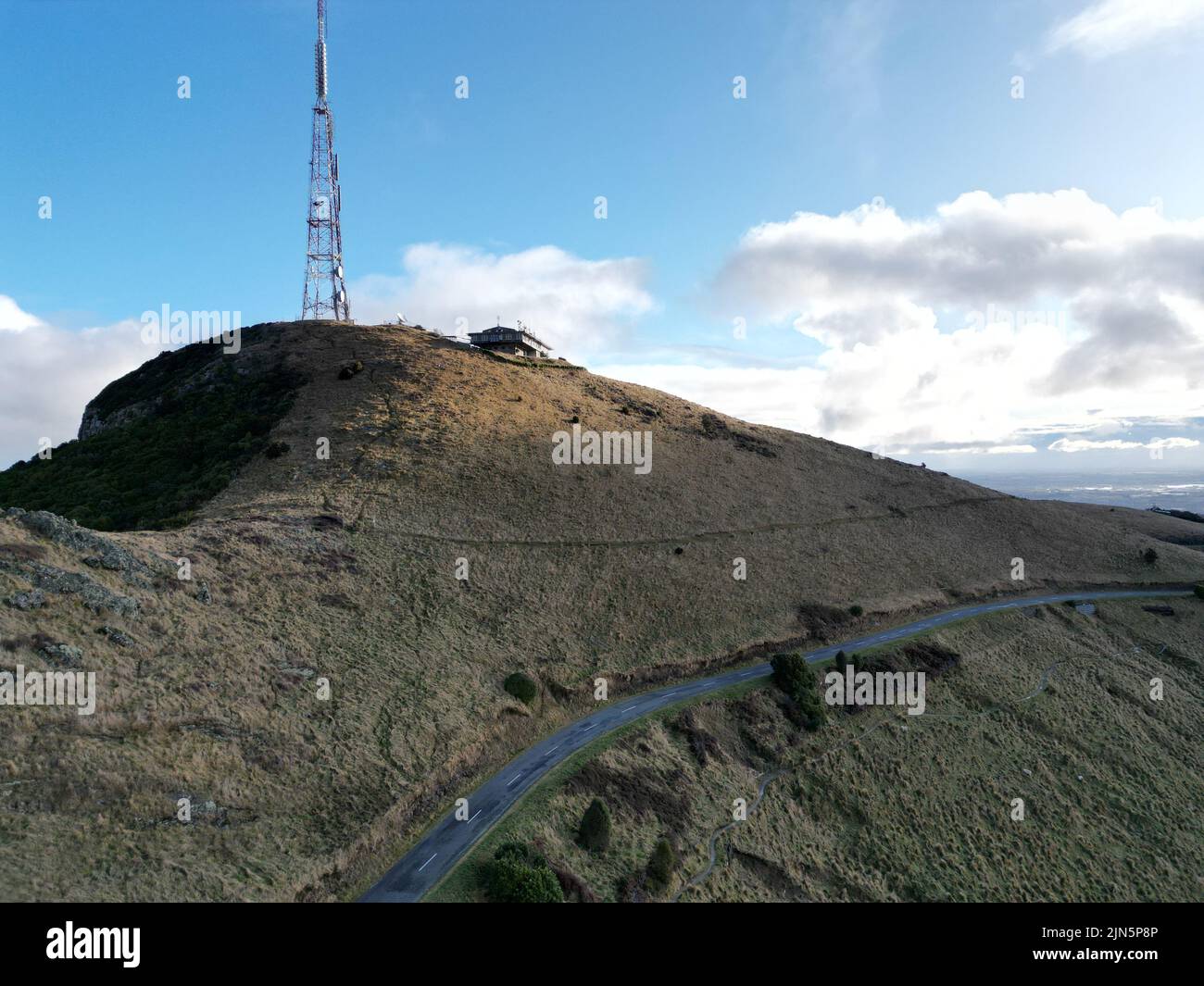 Wunderschöne Aussicht auf das Sugarloaf Scenic Reserve in Neuseeland, Kommunikationsturm, Straße und Himmel und Hügel machen einen wunderbaren Anblick. Stockfoto