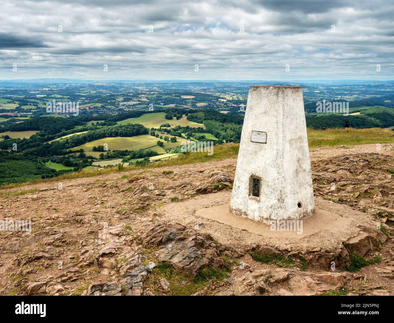 Trig Point auf dem Gipfel des Worcestershire Beacon in den Malvern Hills AONB England Stockfoto