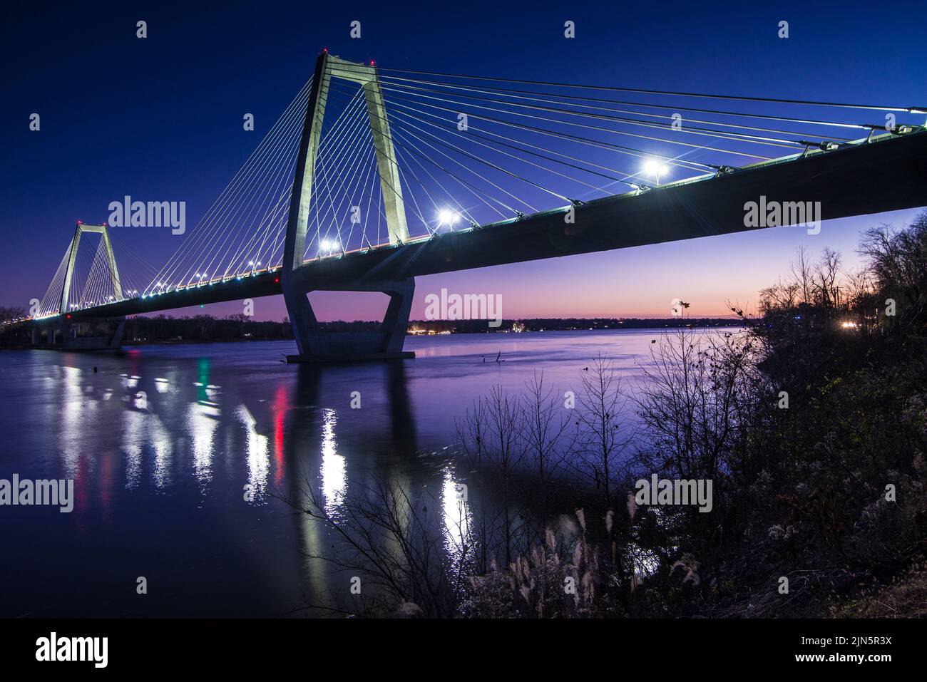 Die Lewis and Clark Bridge überquert den Ohio River zwischen Louisville, Kentucky, und Utica, Indiana bei Nacht. Stockfoto