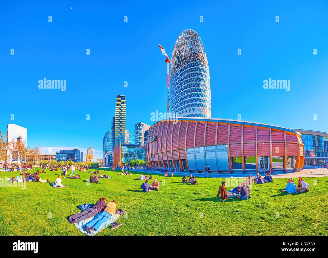 MAILAND, ITALIEN - 9. APRIL 2022: Entspannen Sie sich am 9. April in Mailand, Italien, an einem angenehmen Frühlingstag auf der Piazza Gae Aulenti Stockfoto