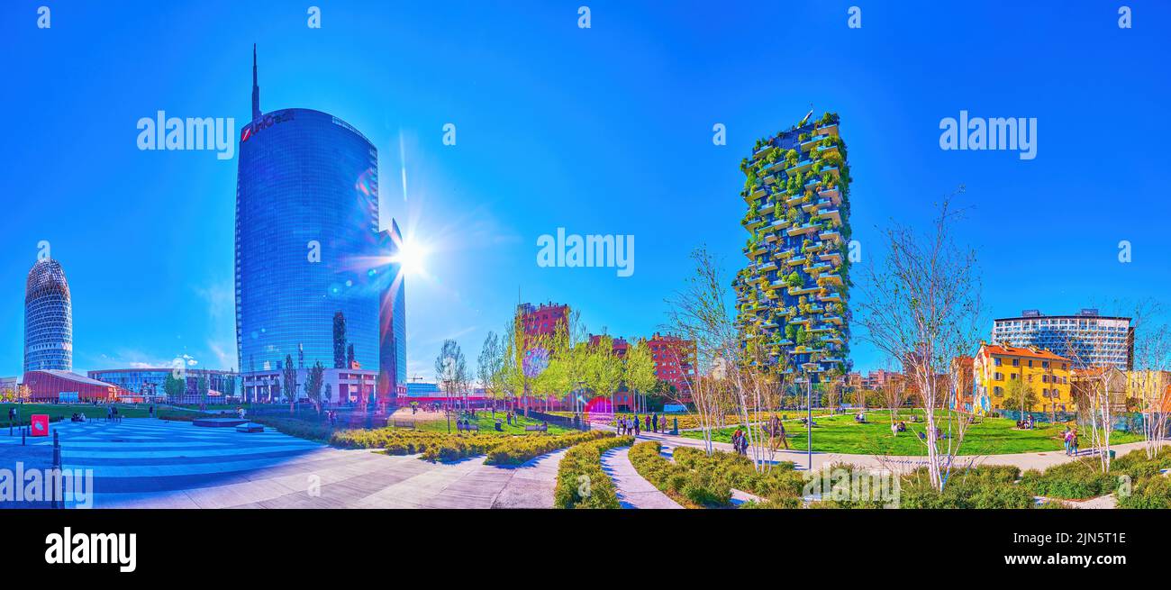 MAILAND, ITALIEN - 9. APRIL 2022: Panorama von Geschäftsgebäuden auf dem Gae Aulenti Platz und Vertikalen Waldhäusern im benachbarten Park, am 9. April in Mi Stockfoto