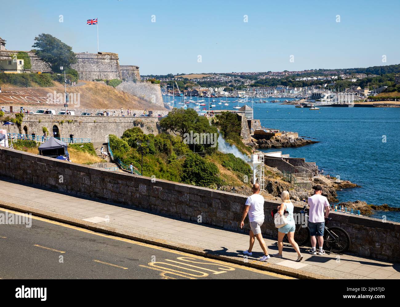 Ein Blick über die Hoe in Plymouth an einem heißen, sonnigen Tag Stockfoto