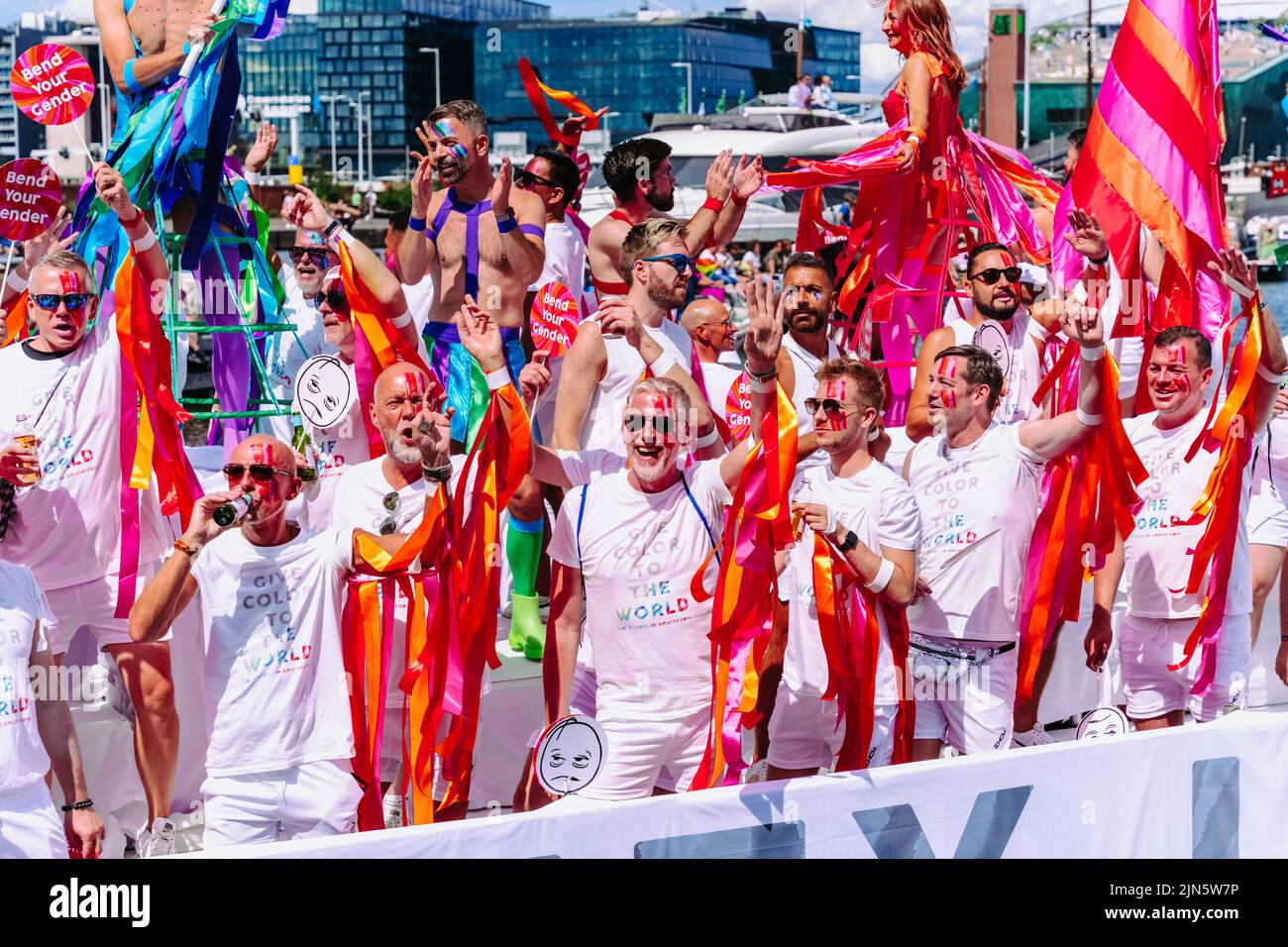 Teilnehmer an der jährlichen Veranstaltung zum Schutz der Menschenrechte, Bürgergleichheit in bunten Kostümen - lesbisch, schwul, bisexuell, transgender, queer Pride Pa Stockfoto