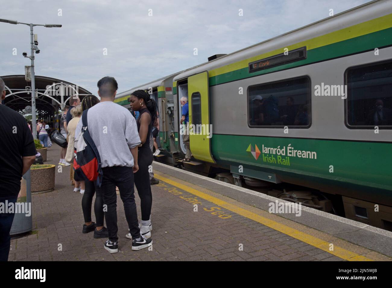 Passagiere, die am Bahnhof Mallow, County Cork, Irland, in den Zug einsteigen und umsteigen. Malow ist eine verkehrsreiche Kreuzung im irischen Eisenbahnnetz Stockfoto