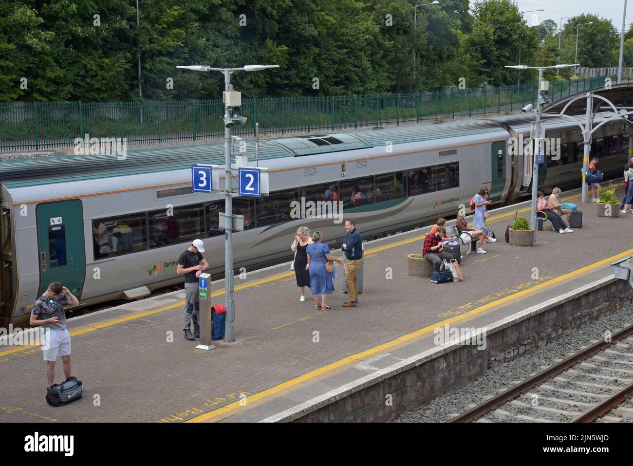 Passagiere, die am Bahnhof Mallow, County Cork, Irland, in den Zug einsteigen und umsteigen. Malow ist eine verkehrsreiche Kreuzung im irischen Eisenbahnnetz Stockfoto