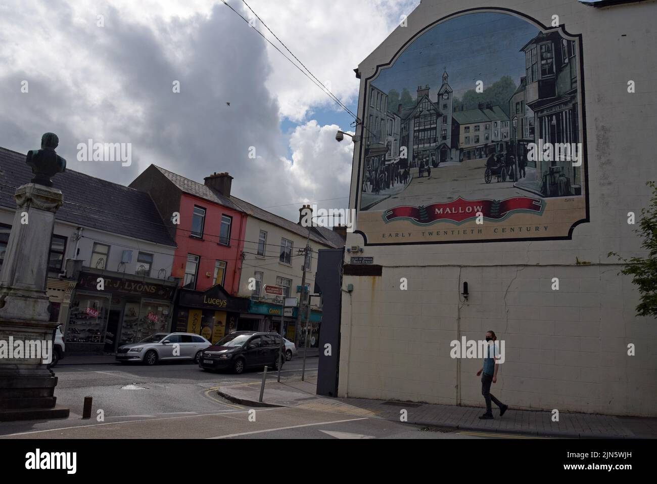 Ein Wandgemälde, das die Altstadt von Mallow Anfang des 20.. Jahrhunderts in Mallow, County Cork, Irland, darstellt. Juli 2022 Stockfoto