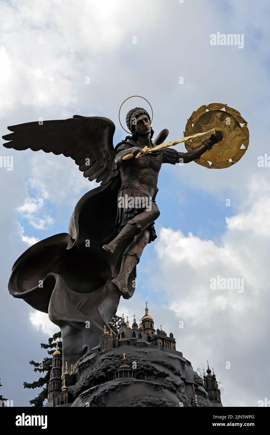 Heiliger Michael der Erzengel auf einem Brunnenberg in Kiew Ukraine Stockfoto