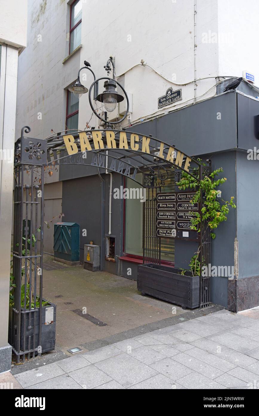 Der Eingang zur Barrack Lane, im Haupteinkaufsviertel von Tralee, County Kerry, Juli 2022 Stockfoto