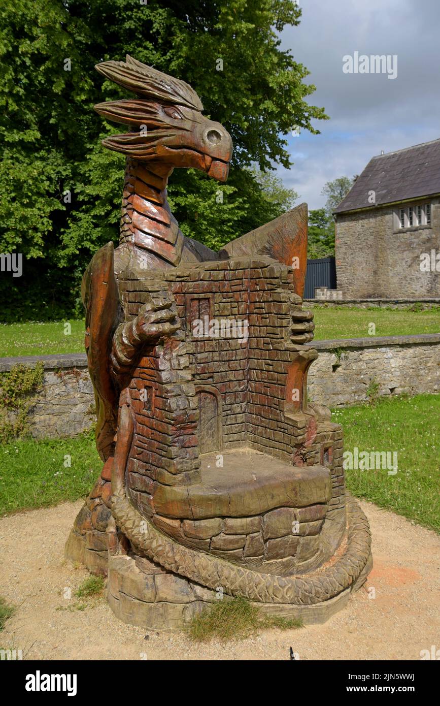 Eine große Holzskulptur eines Drachens in Form eines Sitzes im Mallow Castle, County Cork, Irland. Juli 2022 Stockfoto